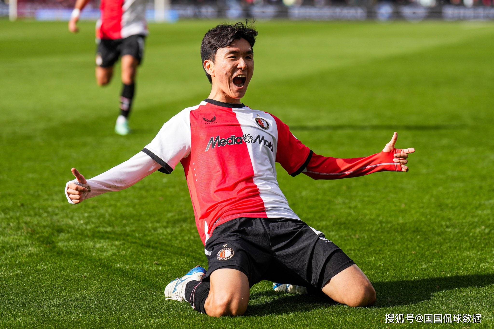 转折点上海申花调整名单；荷甲今晨攻防权衡；压力陡增；更衣室氛围转暖的简单介绍